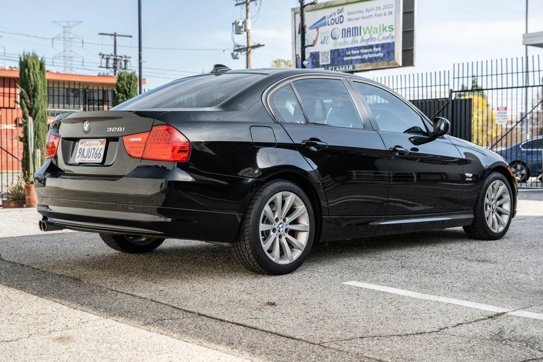 2011 BMW E90 3 Series Sedan - Image 9 of 31