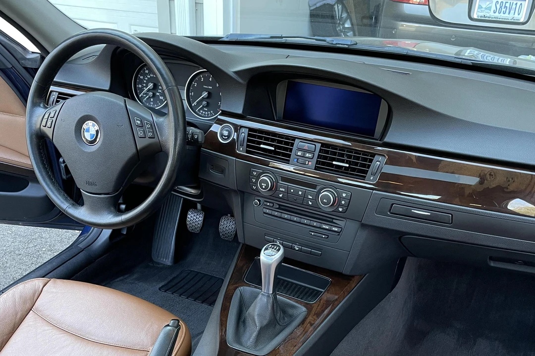 2011 BMW E90 3 Series Sedan - Image 28 of 31