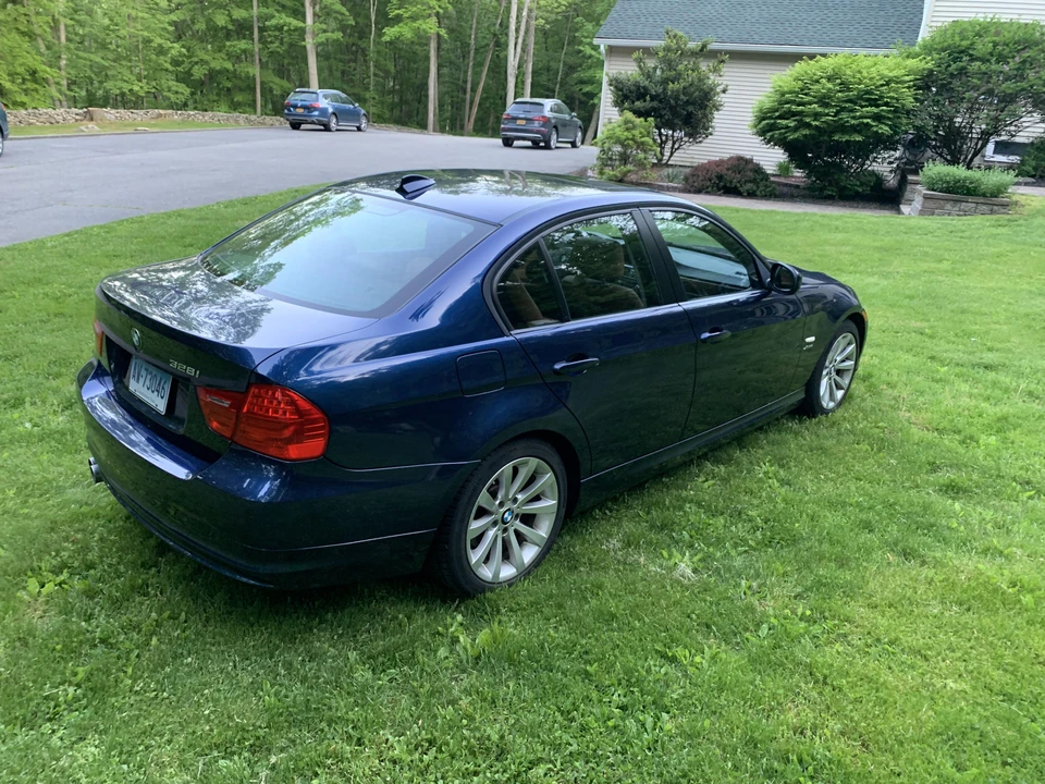 2011 BMW E90 3 Series Sedan - Image 15 of 31