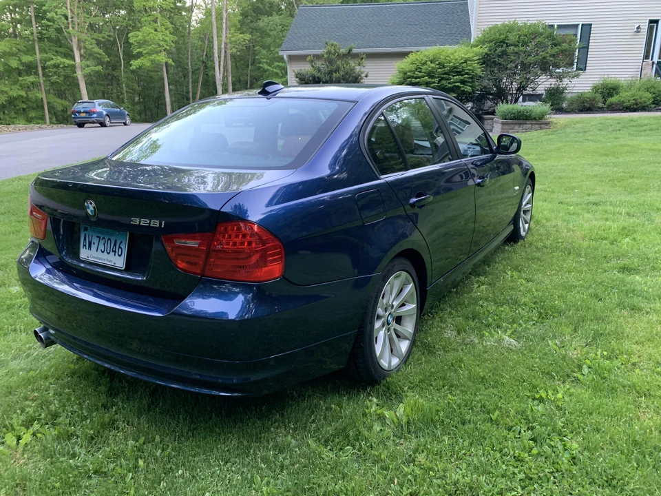 2011 BMW E90 3 Series Sedan - Image 14 of 31