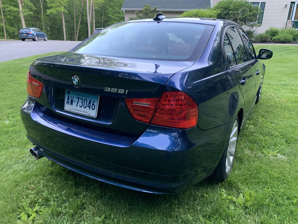 2011 BMW E90 3 Series Sedan - Image 13 of 31