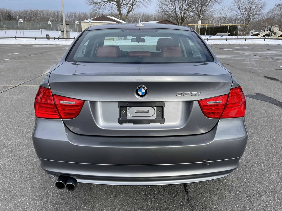 2011 BMW E90 3 Series Sedan - Image 16 of 31