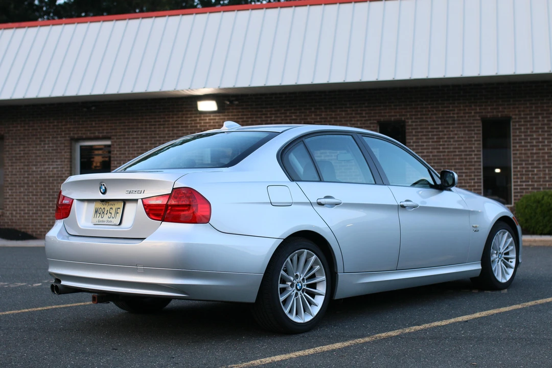 2011 BMW E90 3 Series Sedan - Image 7 of 31