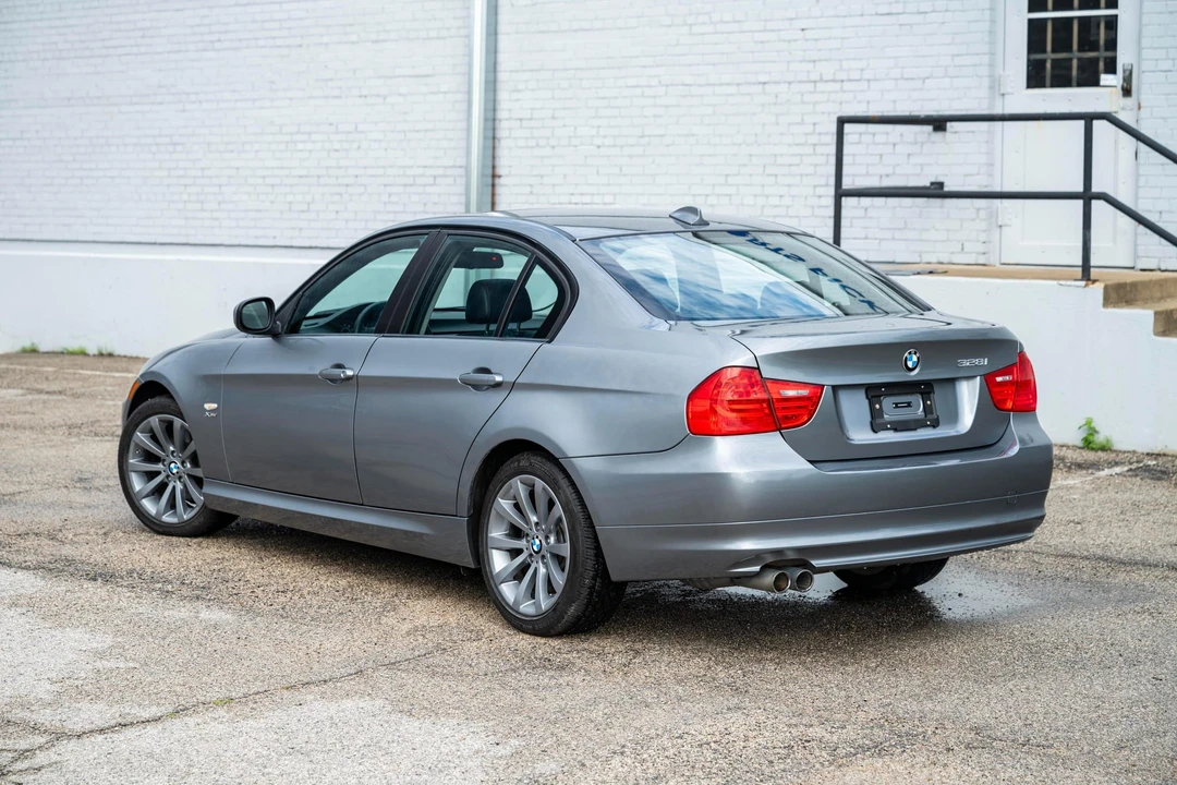 2011 BMW E90 3 Series Sedan - Image 18 of 31