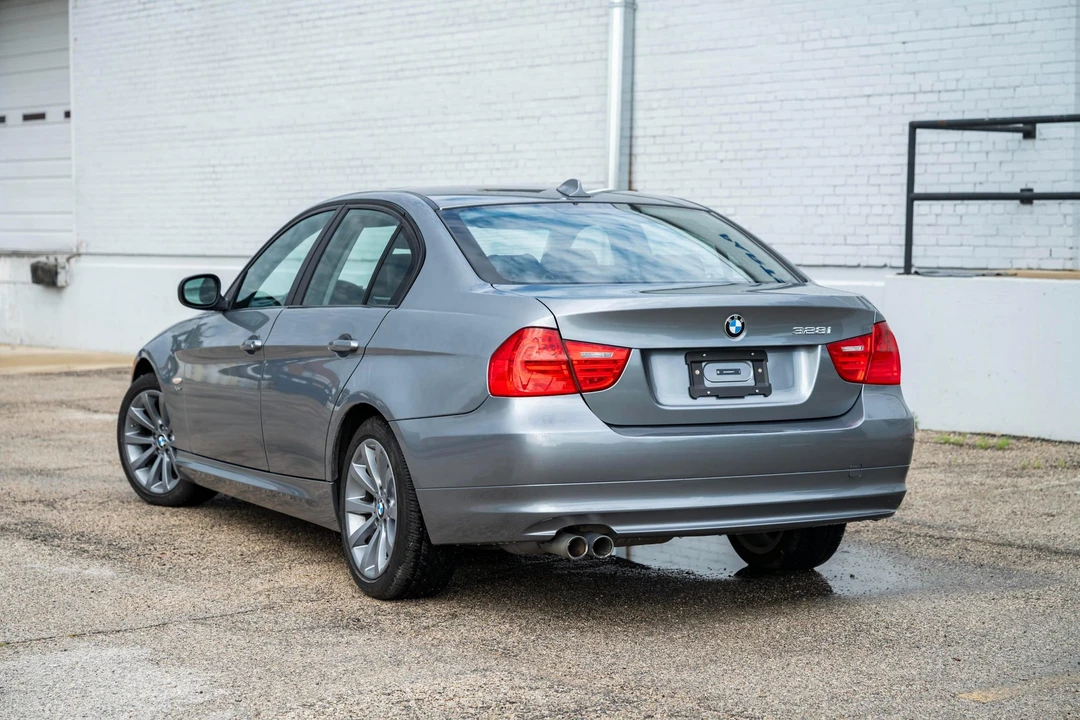 2011 BMW E90 3 Series Sedan - Image 17 of 31