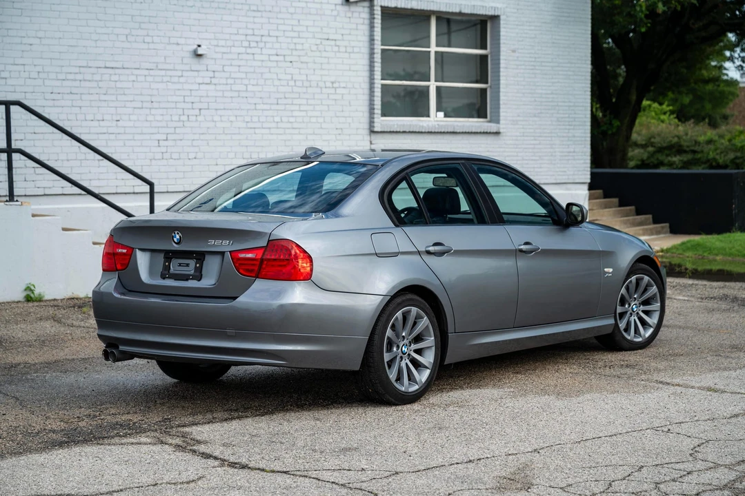 2011 BMW E90 3 Series Sedan - Image 14 of 31