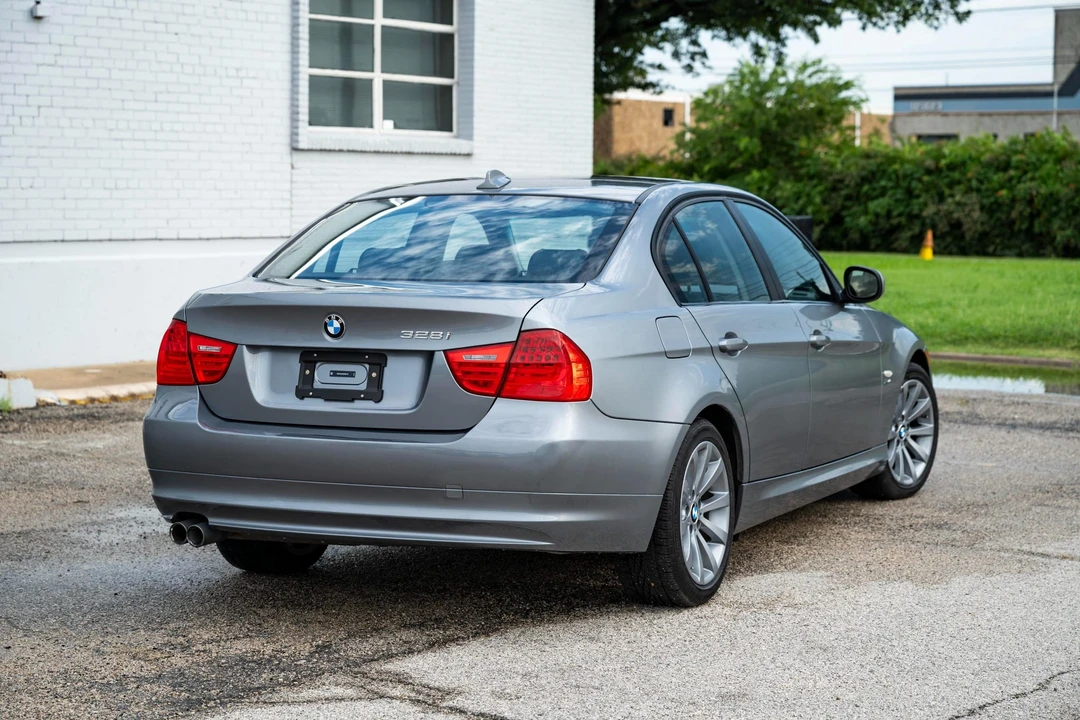 2011 BMW E90 3 Series Sedan - Image 15 of 31
