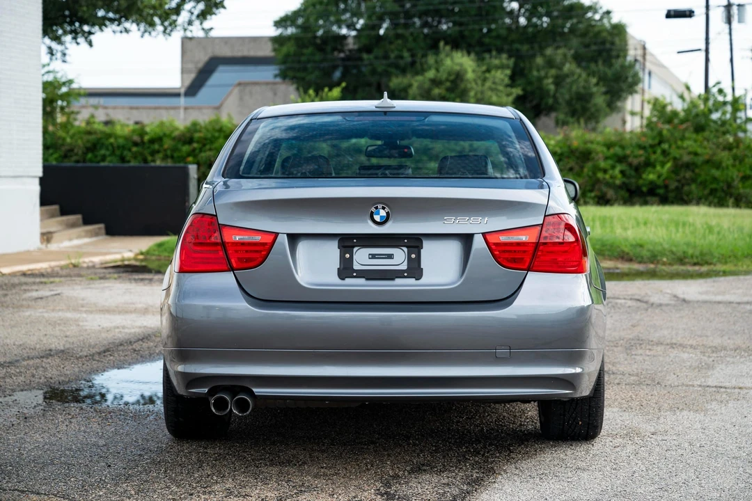 2011 BMW E90 3 Series Sedan - Image 16 of 31