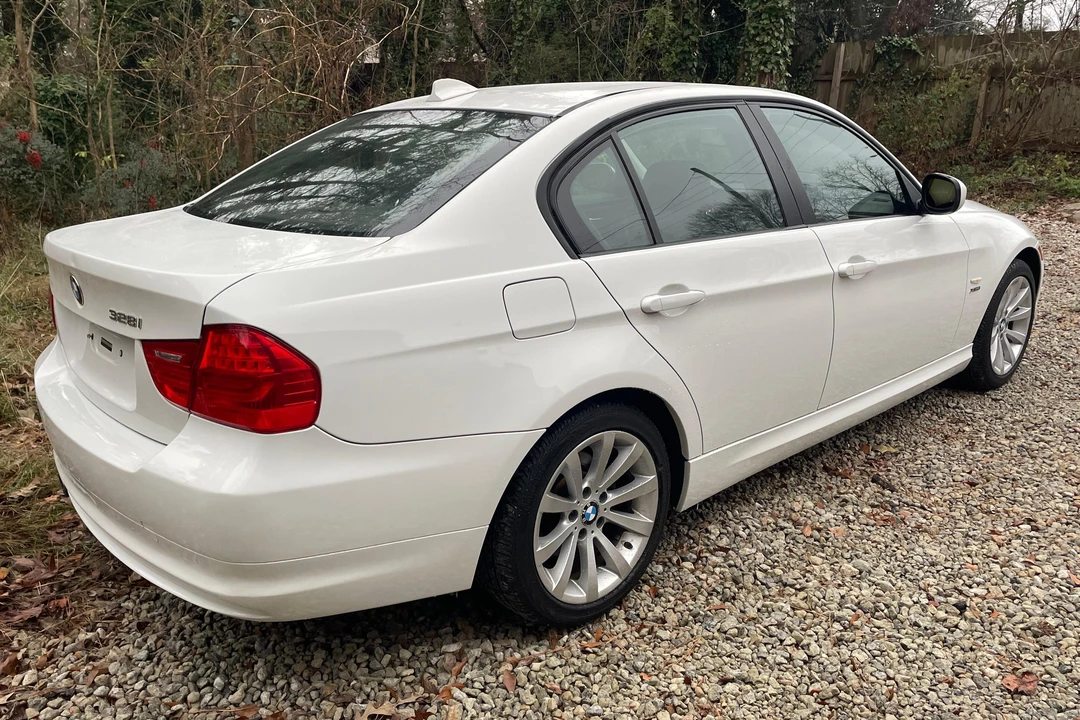 2011 BMW E90 3 Series Sedan - Image 4 of 31