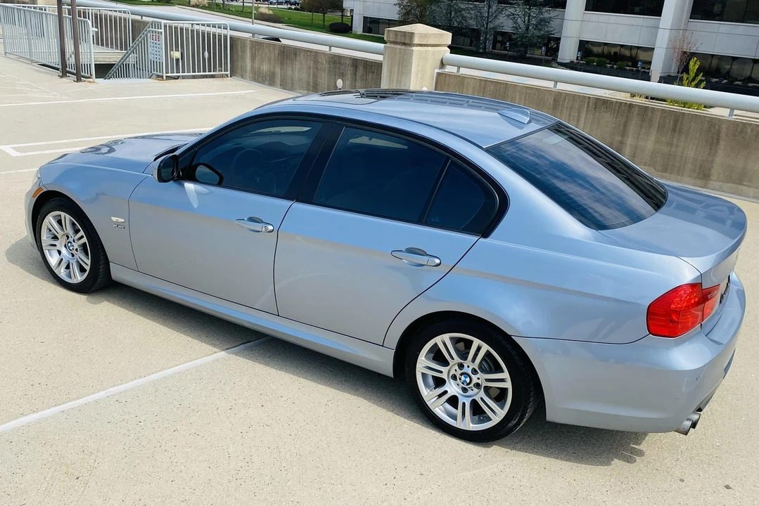 2011 BMW E90 3 Series Sedan - Image 15 of 31
