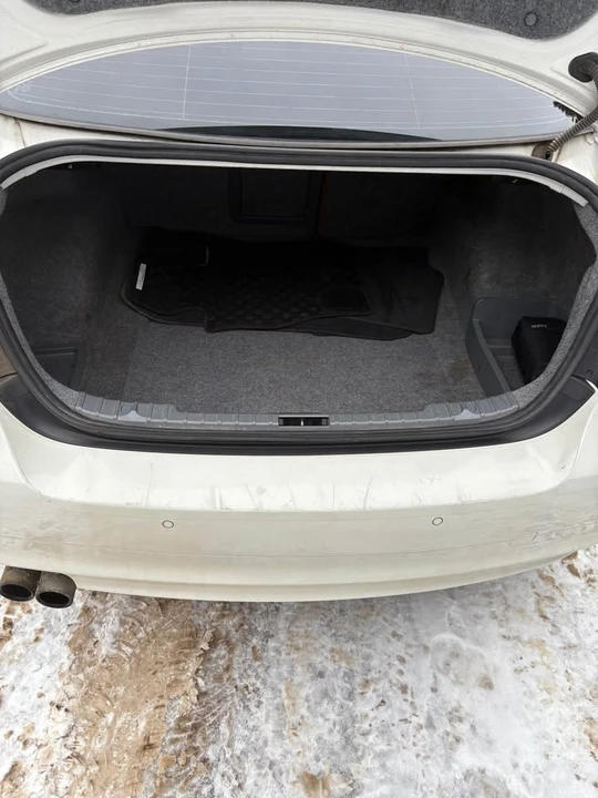 2011 BMW E90 3 Series Sedan - Image 8 of 8