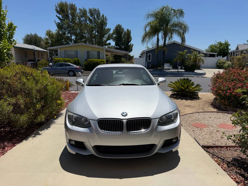 2011 BMW E93 335i Convertible - Image 2 of 10