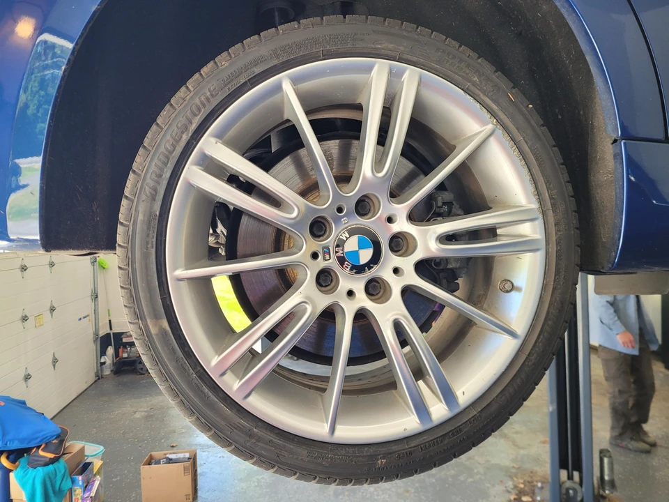 2011 BMW E90 3 Series Sedan - Image 23 of 31