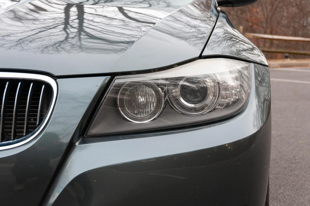 2011 BMW E90 3 Series Sedan - Image 17 of 31