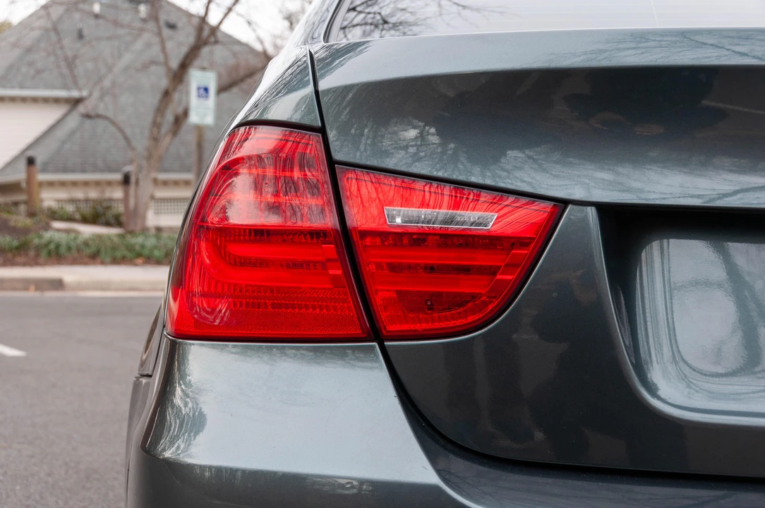 2011 BMW E90 3 Series Sedan - Image 23 of 31