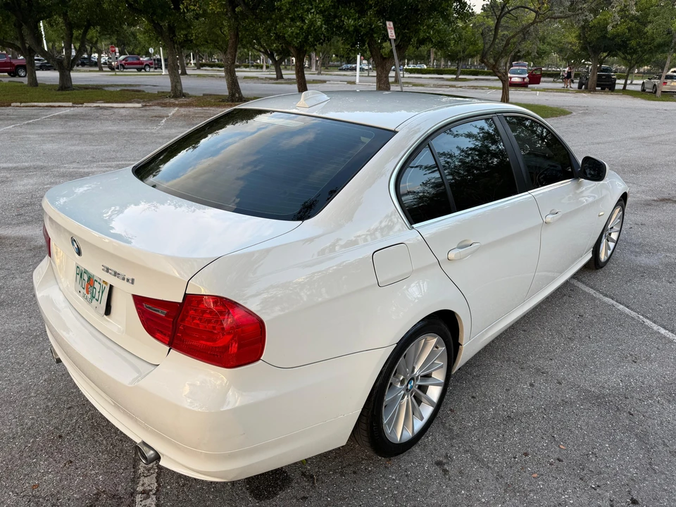 2011 BMW E90 3 Series Sedan - Image 17 of 31