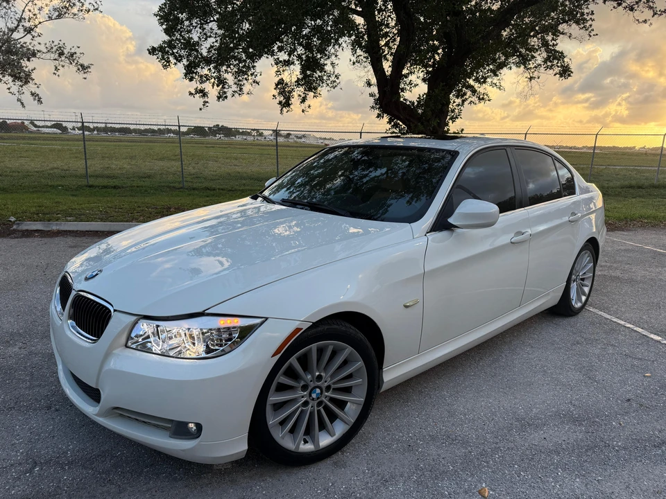 2011 BMW E90 3 Series Sedan - Image 7 of 31