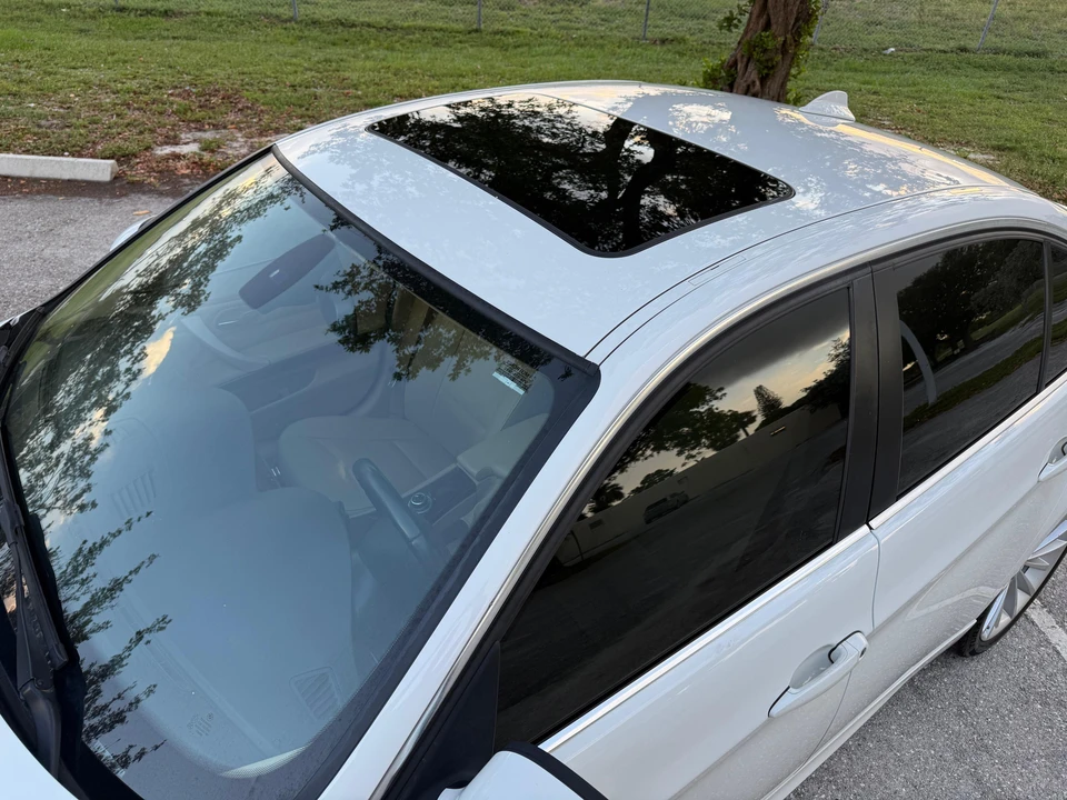 2011 BMW E90 3 Series Sedan - Image 25 of 31