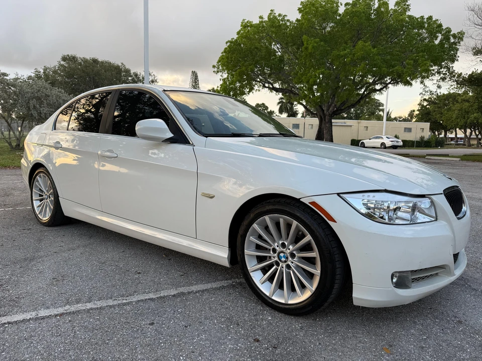 2011 BMW E90 3 Series Sedan - Image 20 of 31
