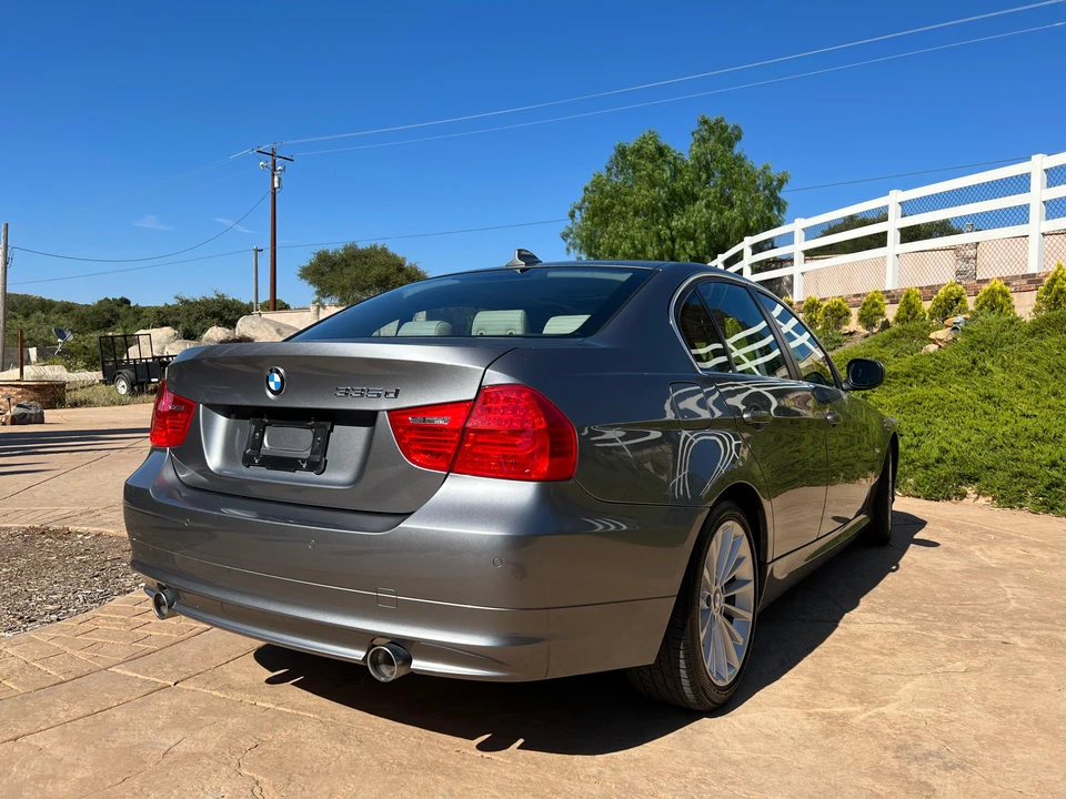 2011 BMW E90 3 Series Sedan - Image 16 of 31