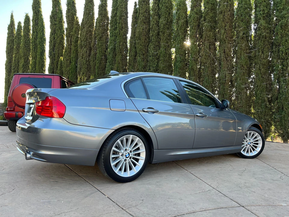 2011 BMW E90 3 Series Sedan - Image 17 of 31