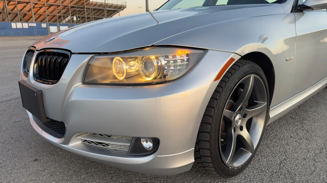 2011 BMW E90 3 Series Sedan - Image 13 of 31
