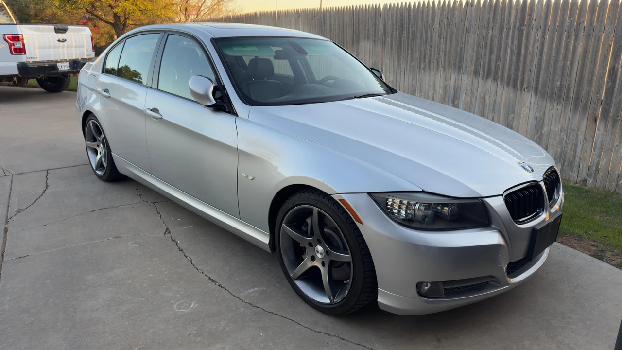 2011 BMW E90 3 Series Sedan - Image 12 of 31