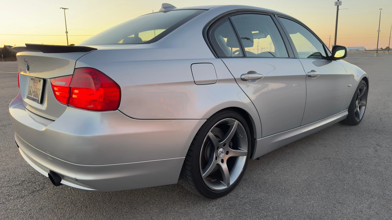 2011 BMW E90 3 Series Sedan - Image 16 of 31