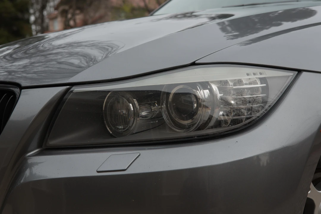 2011 BMW E90 3 Series Sedan - Image 15 of 31