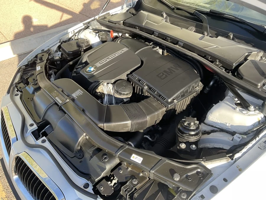 2011 BMW E93 335i Convertible - Image 11 of 12