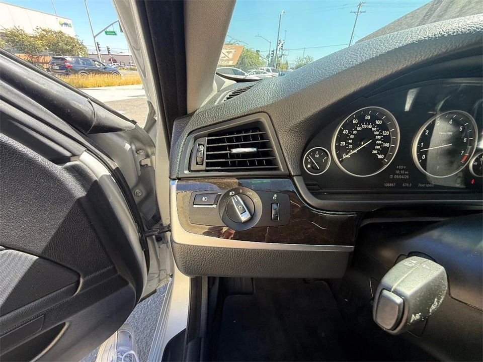 2011 BMW F10 5 Series Sedan - Image 23 of 28