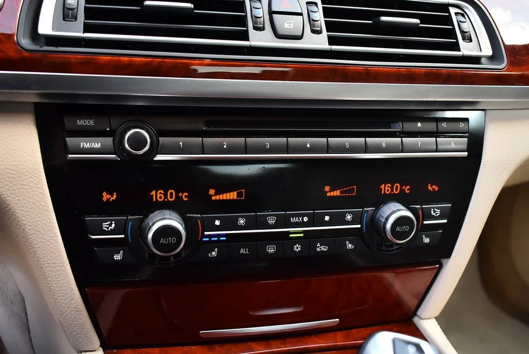 2011 BMW Alpina B7 - Image 27 of 30