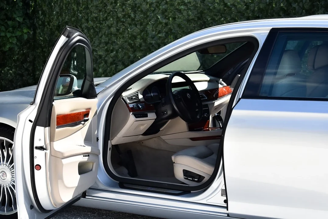 2011 BMW Alpina B7 - Image 20 of 30