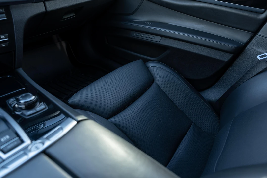 2011 BMW Alpina B7 - Image 28 of 31