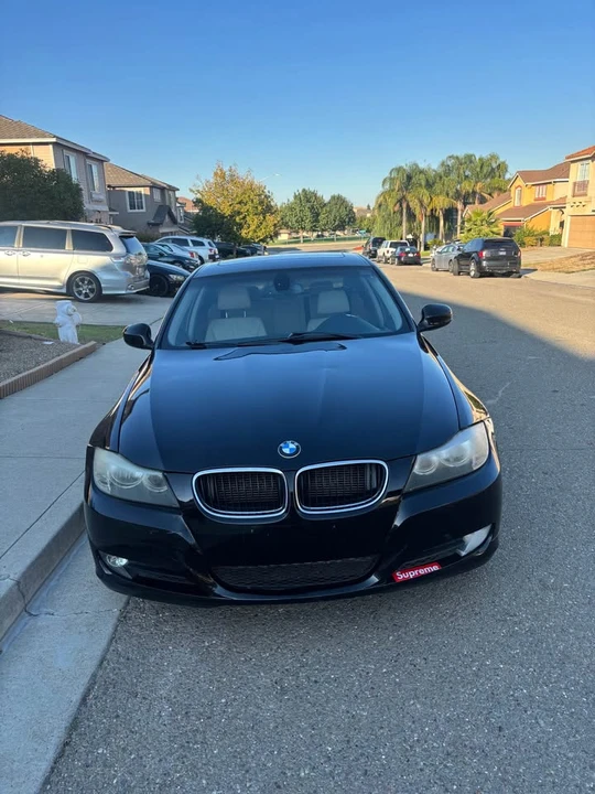 2011 BMW E90 3 Series Sedan - Image 2 of 4