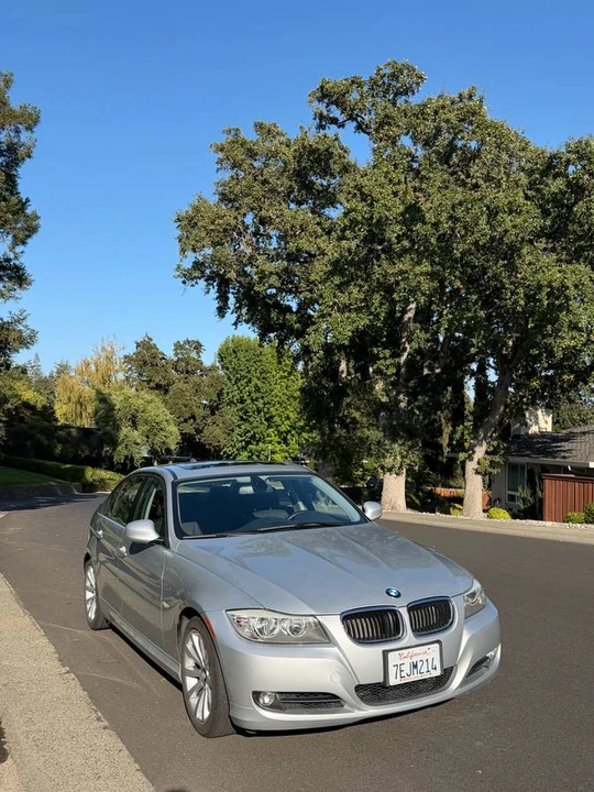 2011 BMW E90 3 Series Sedan - Image 4 of 16