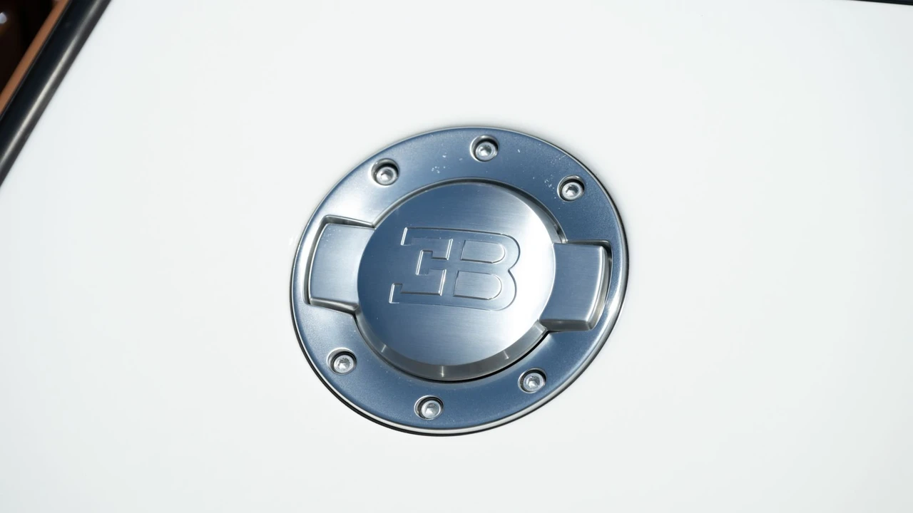 2011 Bugatti Veyron Grand Sport - Image 19 of 31