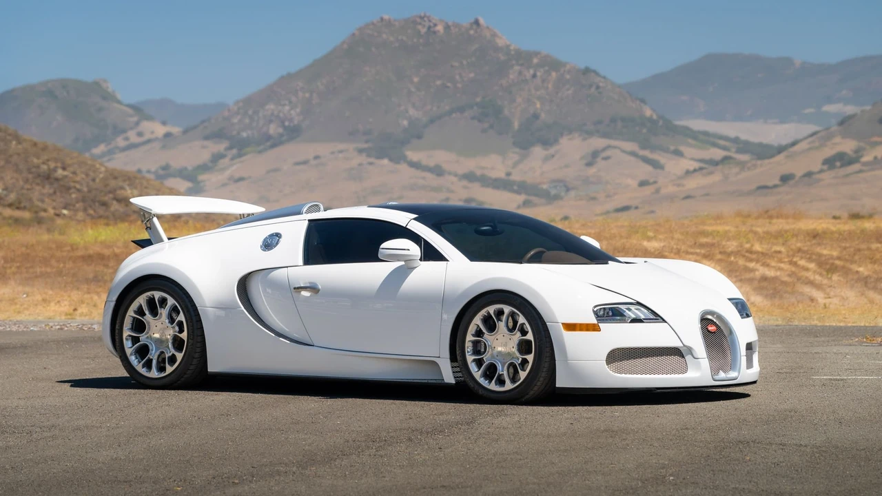 2011 Bugatti Veyron Grand Sport - Image 13 of 31