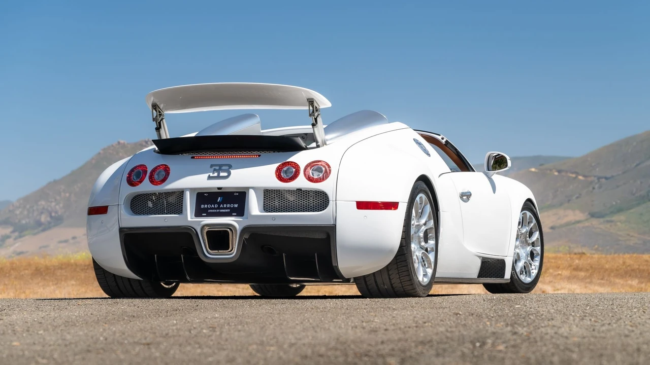 2011 Bugatti Veyron Grand Sport - Image 17 of 31