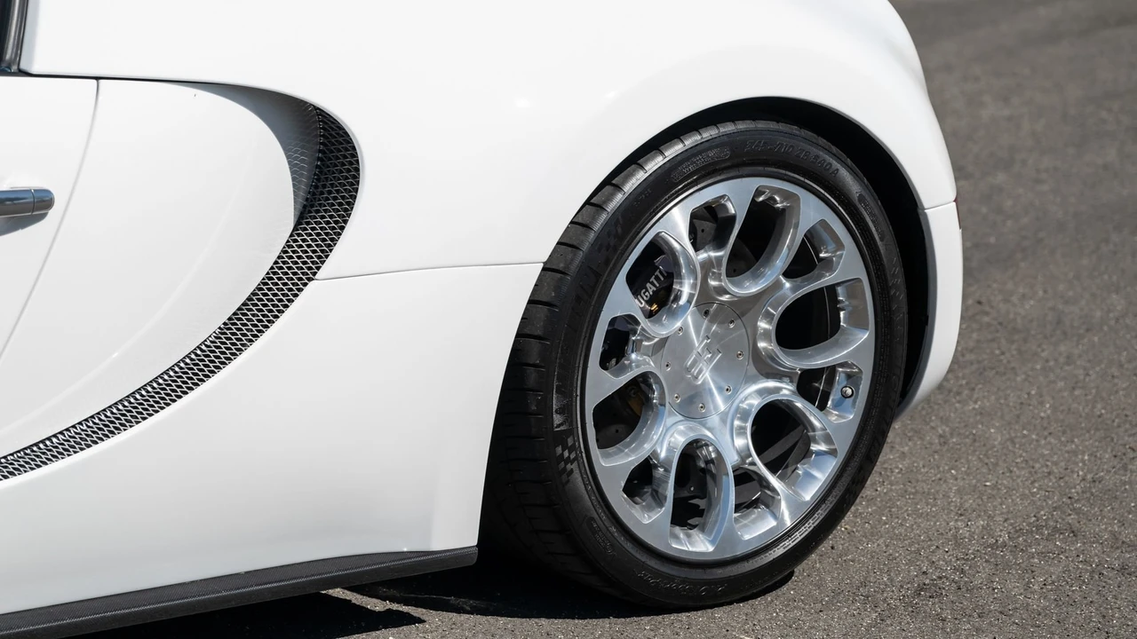 2011 Bugatti Veyron Grand Sport - Image 27 of 31