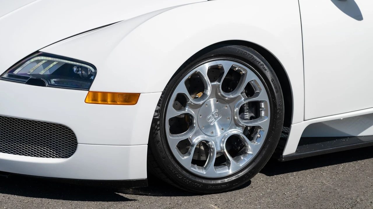 2011 Bugatti Veyron Grand Sport - Image 16 of 31