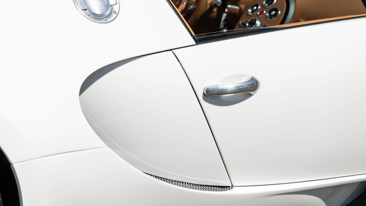 2011 Bugatti Veyron Grand Sport - Image 21 of 31