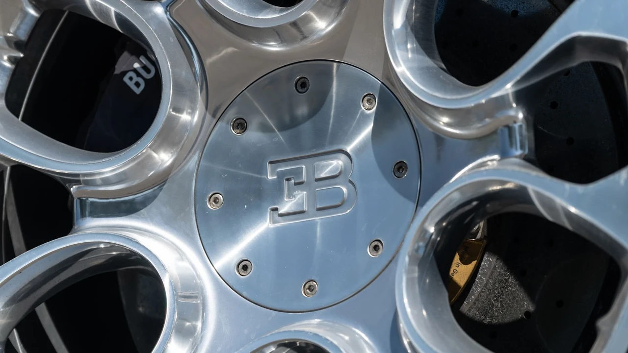 2011 Bugatti Veyron Grand Sport - Image 23 of 31