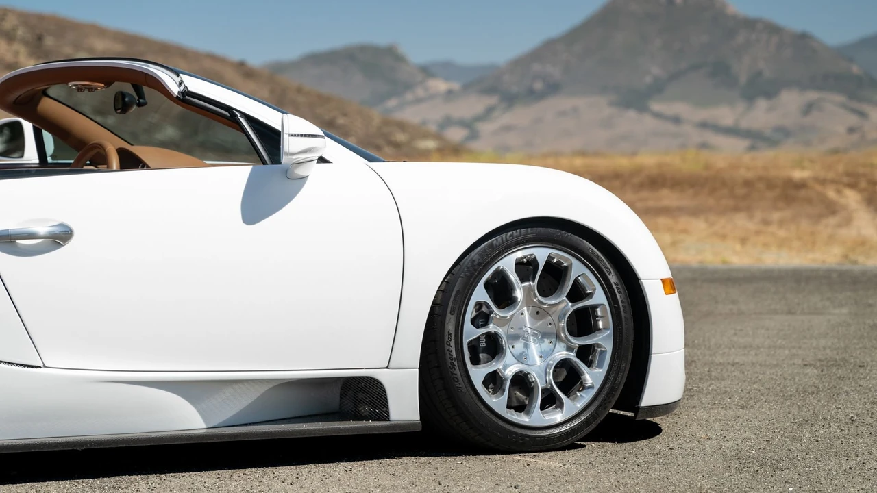 2011 Bugatti Veyron Grand Sport - Image 24 of 31