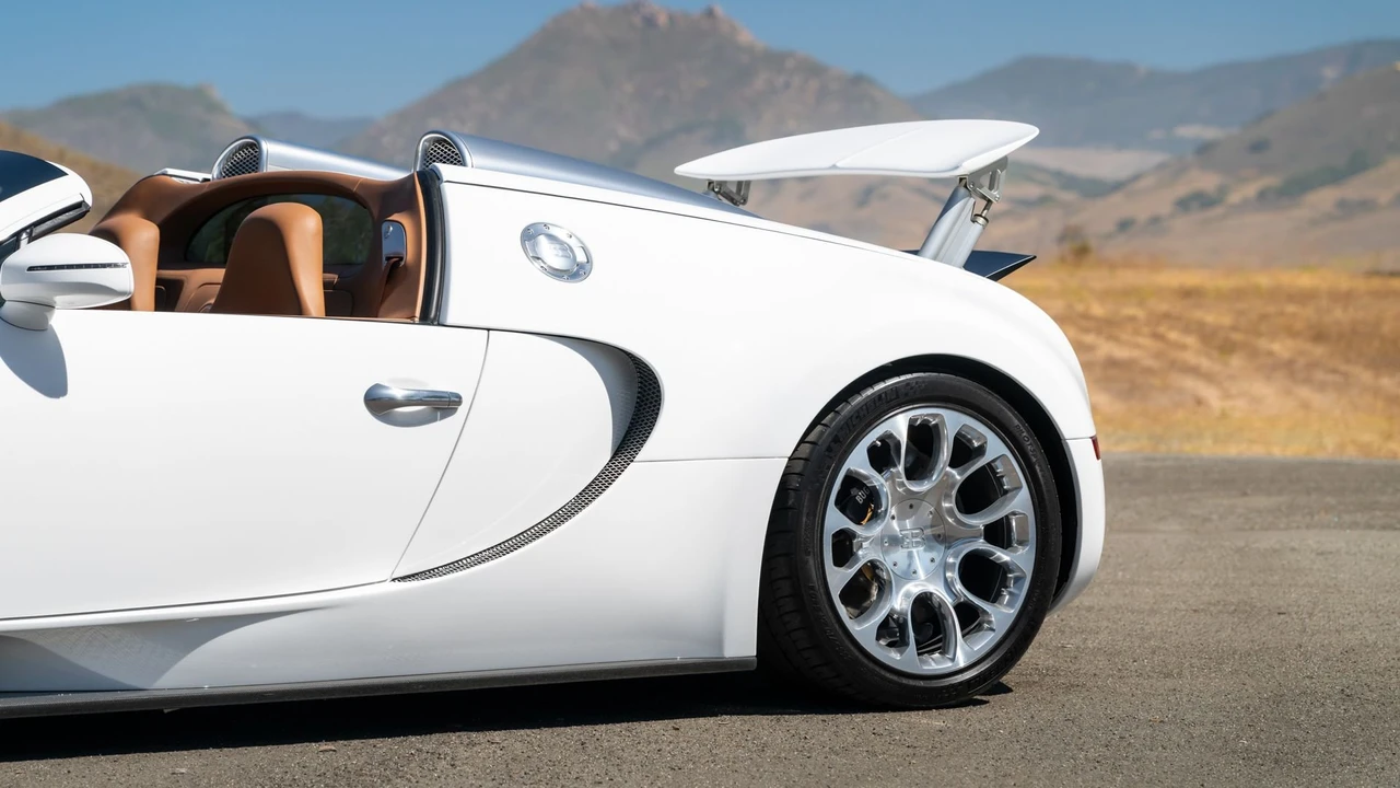 2011 Bugatti Veyron Grand Sport - Image 26 of 31