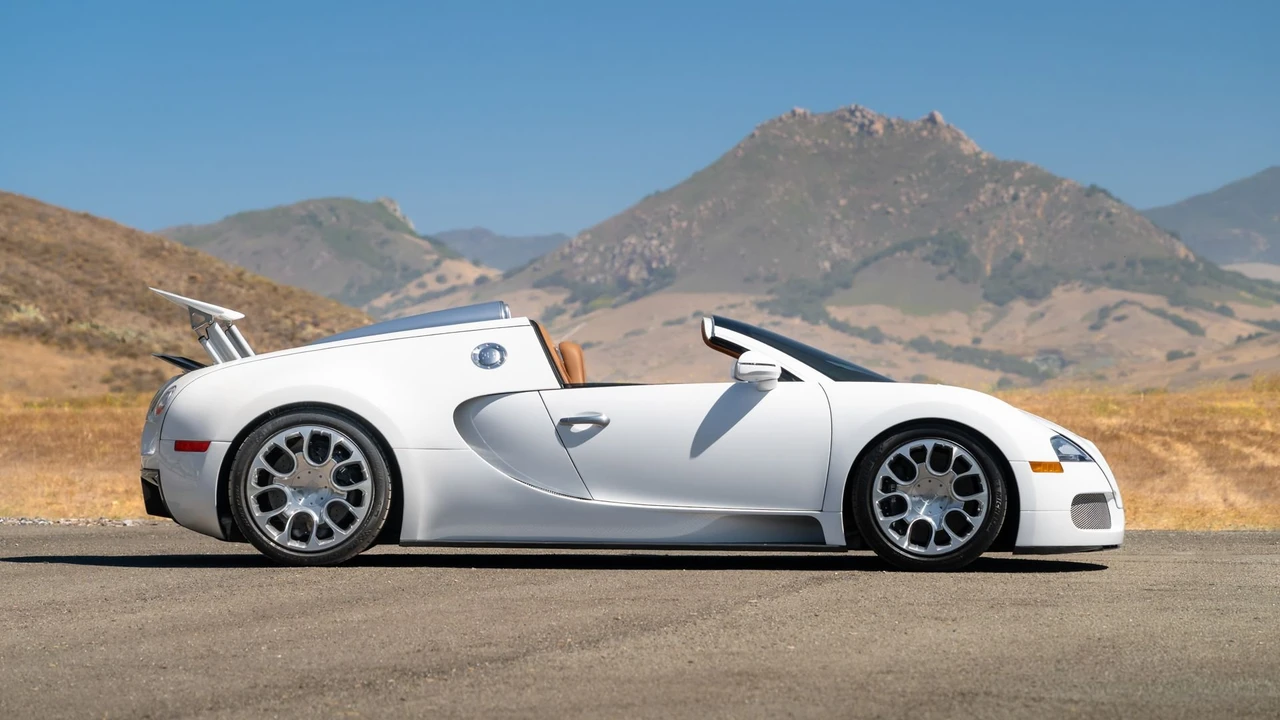2011 Bugatti Veyron Grand Sport - Image 2 of 31