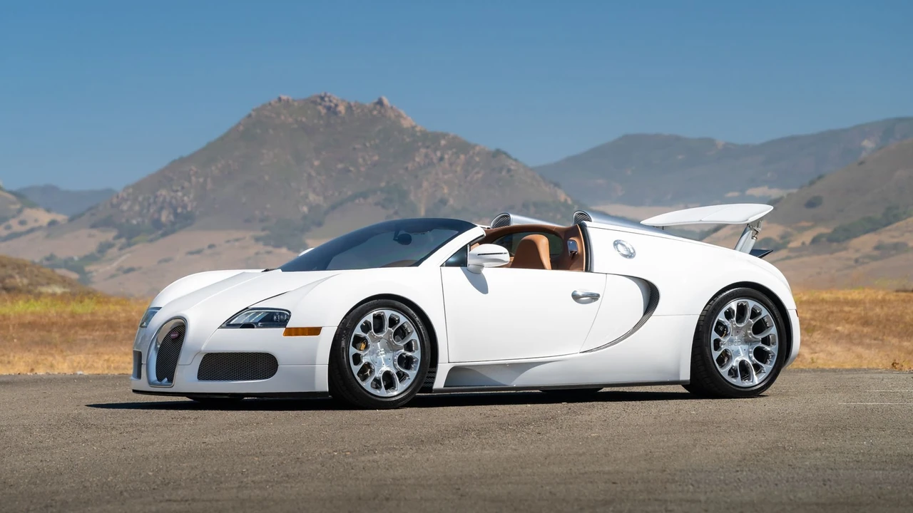 2011 Bugatti Veyron Grand Sport - Image 12 of 31