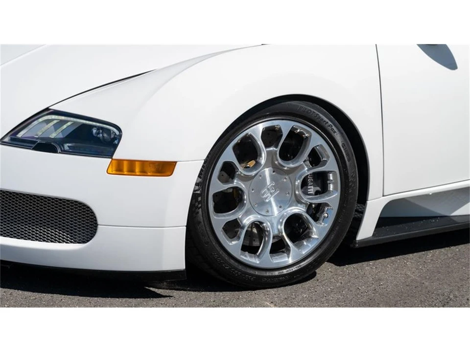 2011 Bugatti Veyron - Image 16 of 31