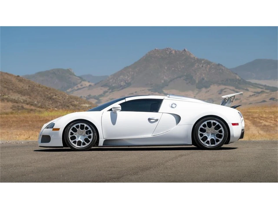 2011 Bugatti Veyron - Image 12 of 31