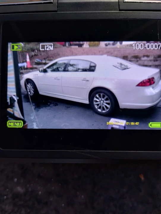 2011 Buick Lucerne - Image 2 of 10